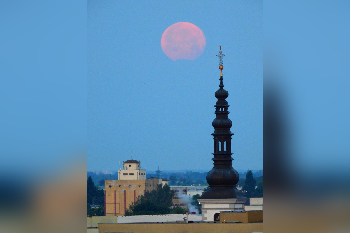 FOTO: Jahodový spln mesiaca nad Trnavou, foto 3