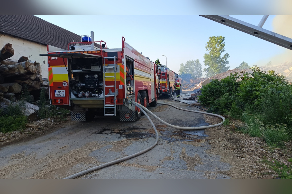 FOTO: Obyvateľov Piešťan znepokojil nepríjemný zápach a hustý dym. Spôsobil ho požiar v susednom kraji, foto 2