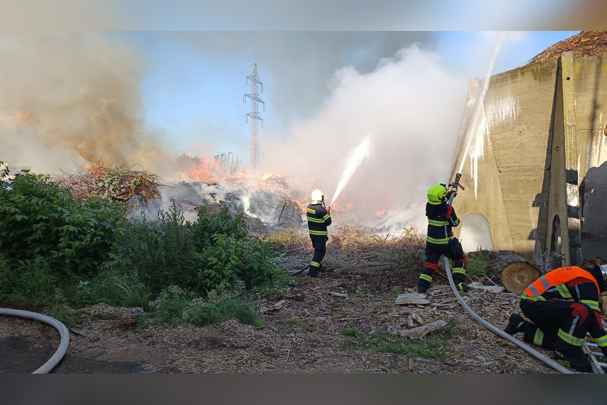 FOTO: Obyvateľov Piešťan znepokojil nepríjemný zápach a hustý dym. Spôsobil ho požiar v susednom kraji, foto 3