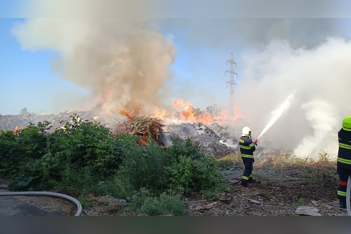 FOTO: Obyvateľov Piešťan znepokojil nepríjemný zápach a hustý dym. Spôsobil ho požiar v susednom kraji, foto 4