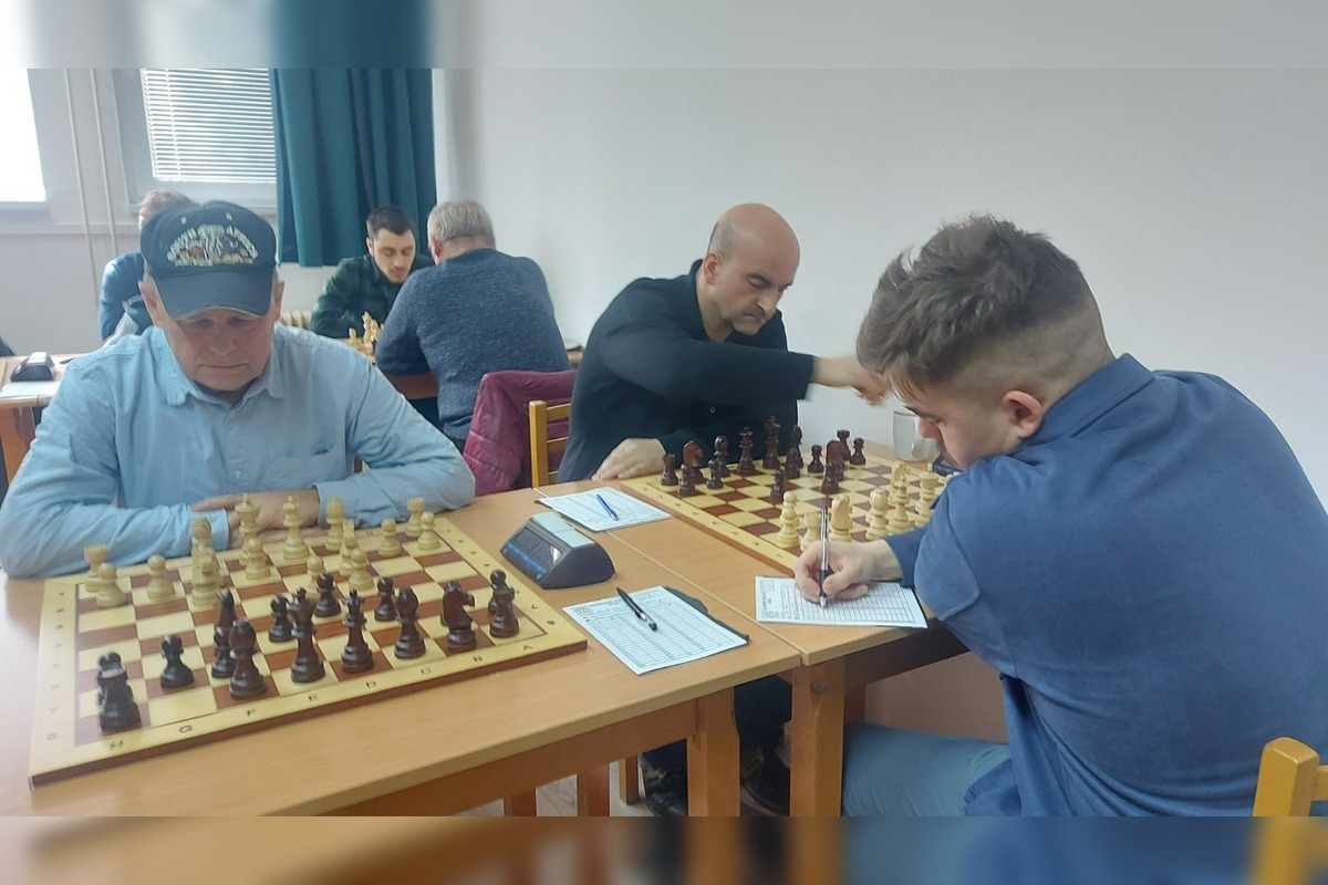 FOTO: Zomrel obľúbený tréner šachu Trnavčanov Roman Kozinka, foto 1