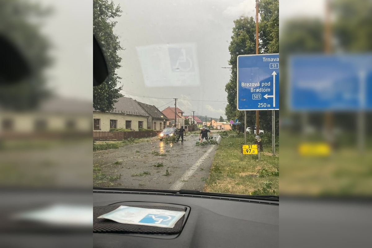 FOTO: Krajom sa prehnala silná búrka, lámala konáre a ničila strechy, foto 7