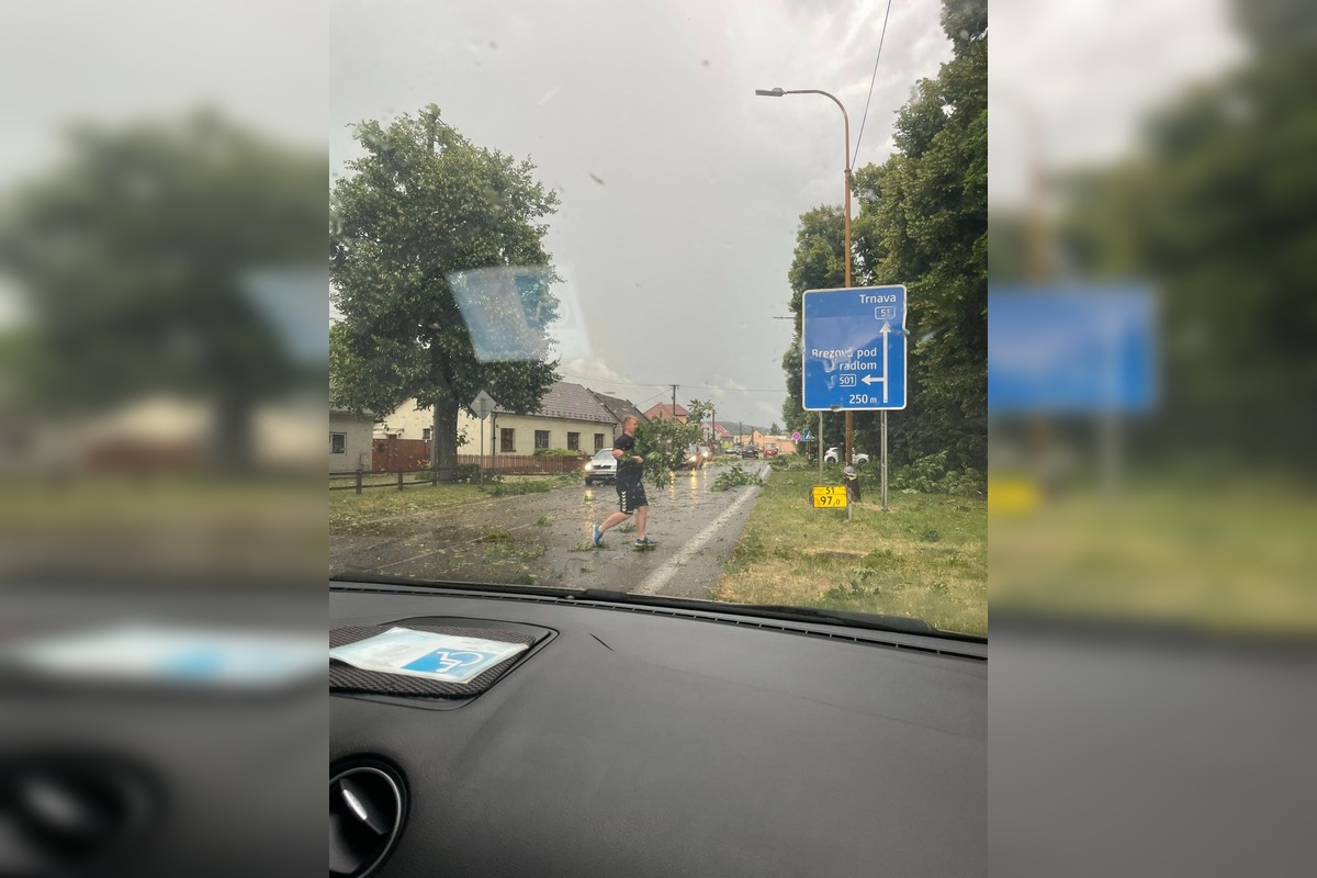 FOTO: Krajom sa prehnala silná búrka, lámala konáre a ničila strechy, foto 8