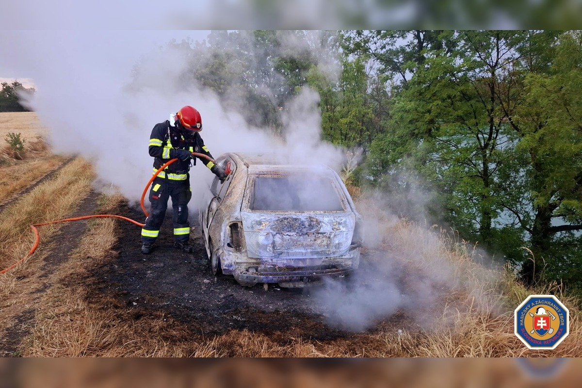 FOTO: Hasenie požiaru odstaveného vraku, foto 2