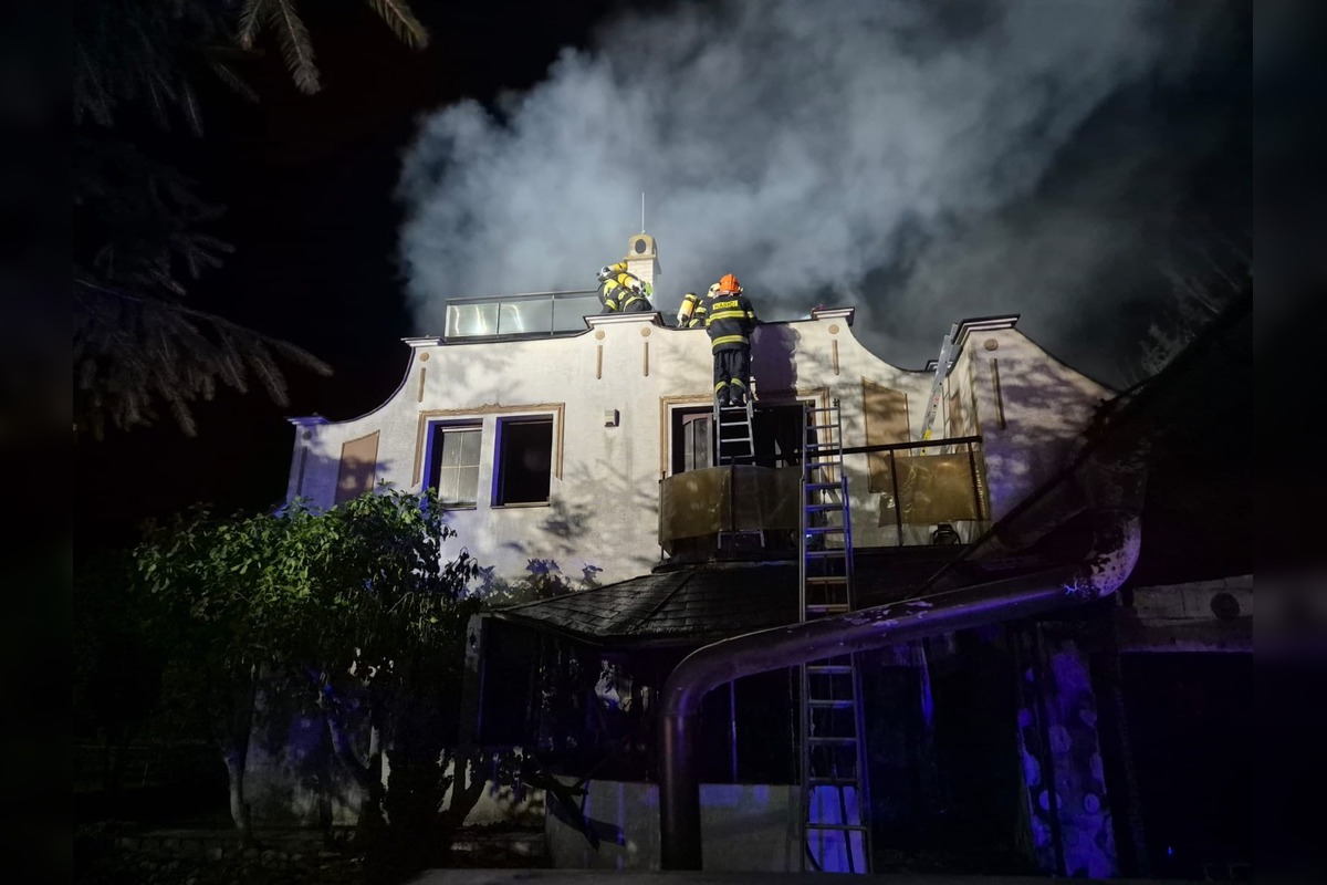 FOTO: Požiar rodinného domu v Dunajskej Strede spôsobil škodu 300-tisíc eur, foto 1