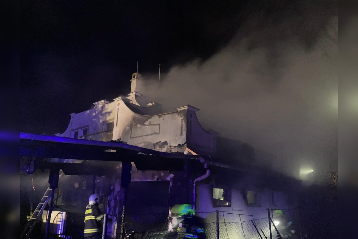 FOTO: Požiar rodinného domu v Dunajskej Strede spôsobil škodu 300-tisíc eur, foto 4