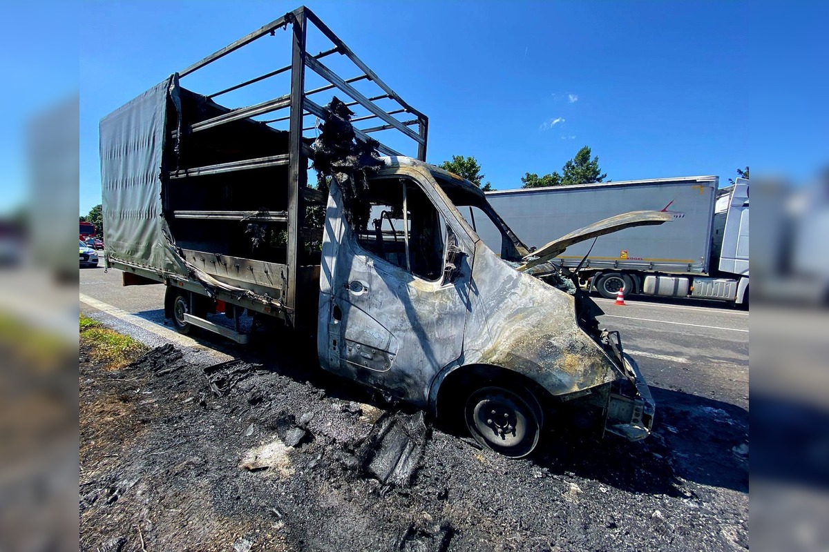FOTO: Na D1 v smere Senec - Trnava plamene zachvátili dodávku, oheň sa rozšíril aj po neďalekom poli, foto 1