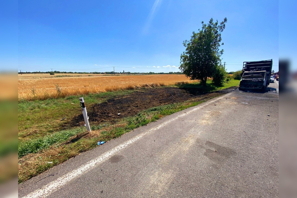 FOTO: Na D1 v smere Senec - Trnava plamene zachvátili dodávku, oheň sa rozšíril aj po neďalekom poli, foto 2