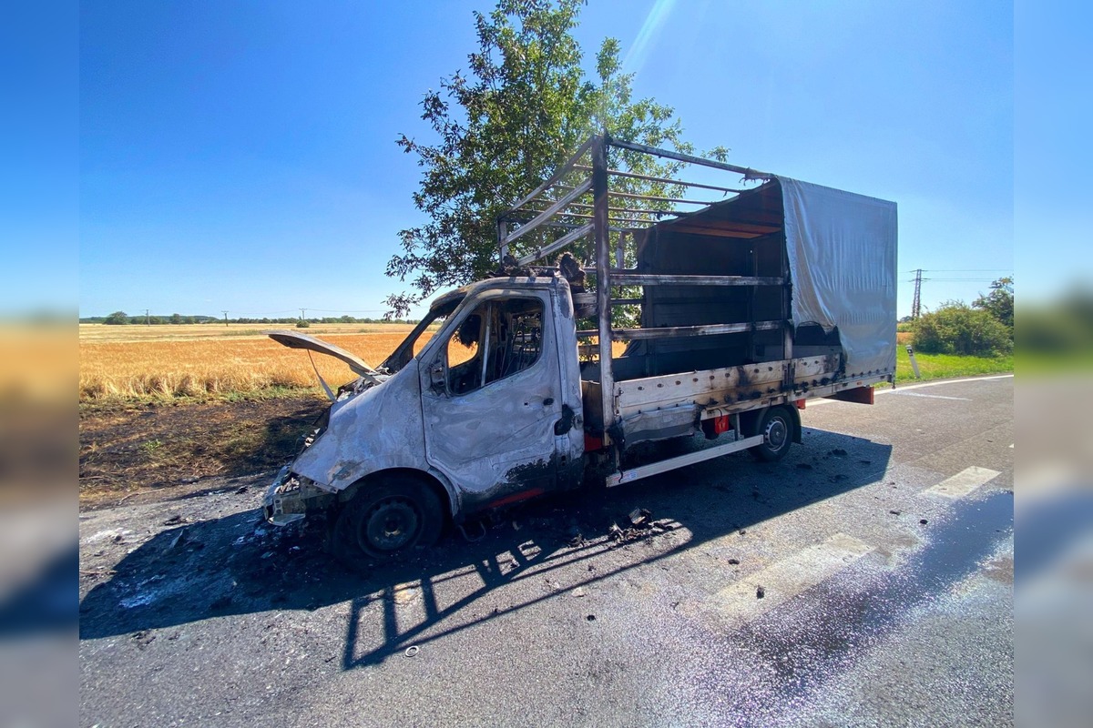 FOTO: Na D1 v smere Senec - Trnava plamene zachvátili dodávku, oheň sa rozšíril aj po neďalekom poli, foto 3