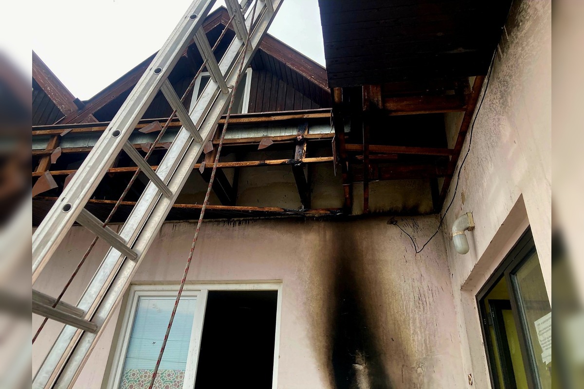 FOTO: V Dunajskej Strede vypukol požiar podkrovia ubytovne, foto 1