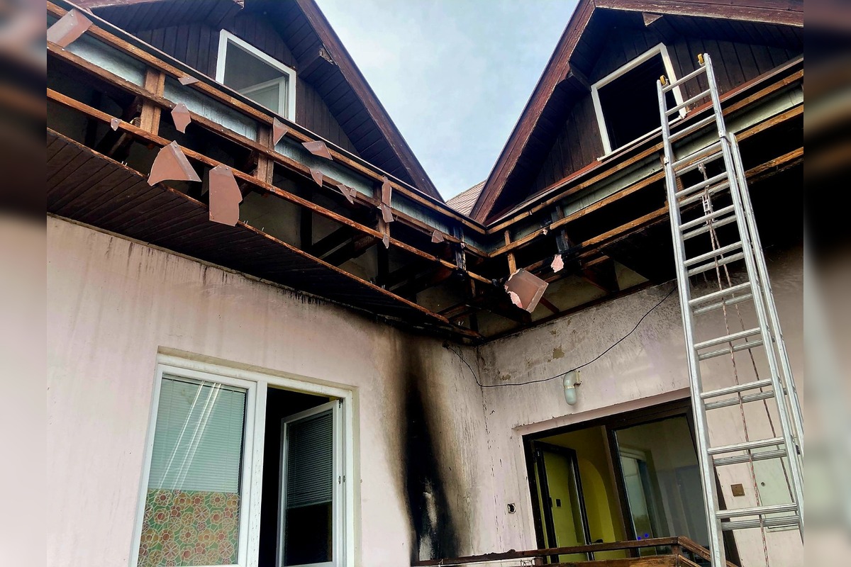 FOTO: V Dunajskej Strede vypukol požiar podkrovia ubytovne, foto 3