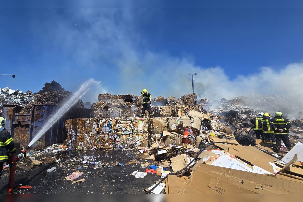 FOTO: Požiar skládky papiera v Galante, foto 1