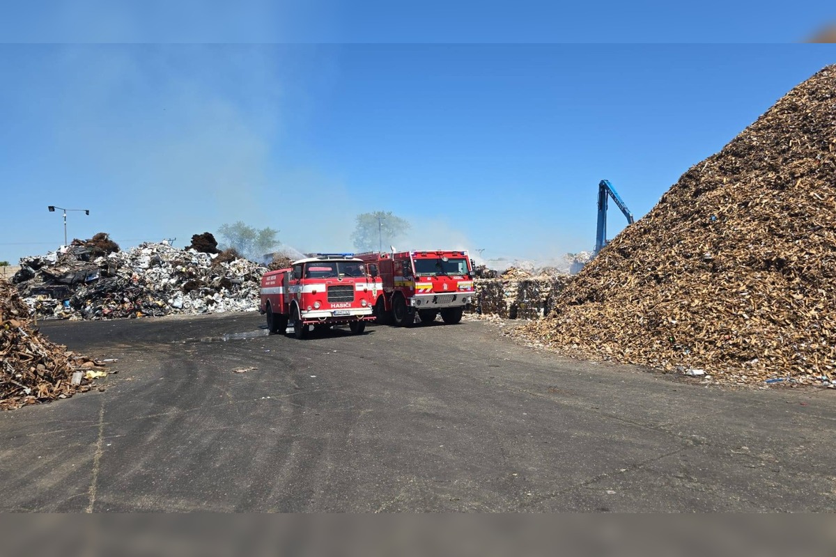 FOTO: Požiar skládky papiera v Galante, foto 2