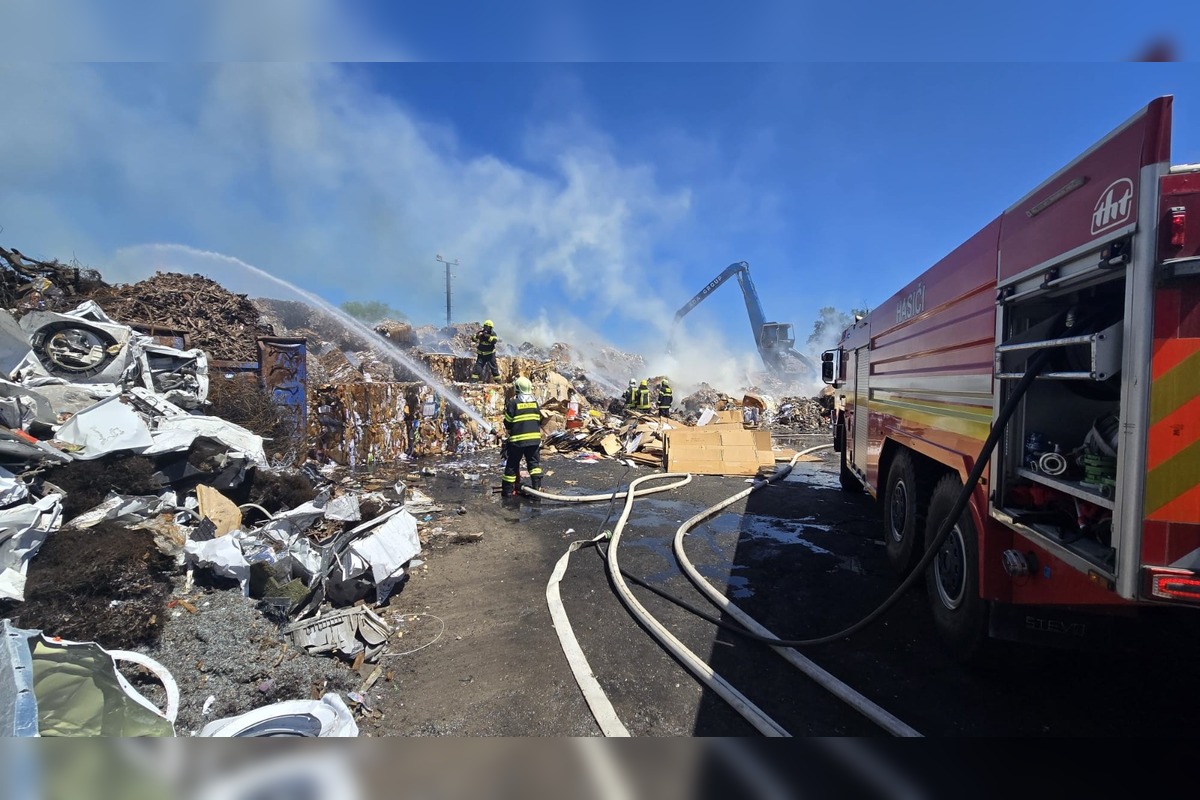 FOTO: Požiar skládky papiera v Galante, foto 3