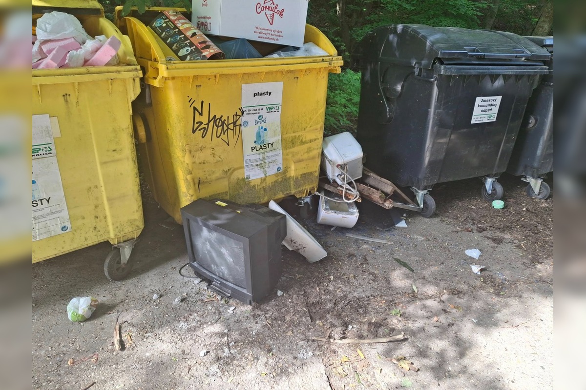 FOTO: Skaličania sú zhrození z okolia rekreačného strediska, dovolenkárov vítajú odpadky, foto 3