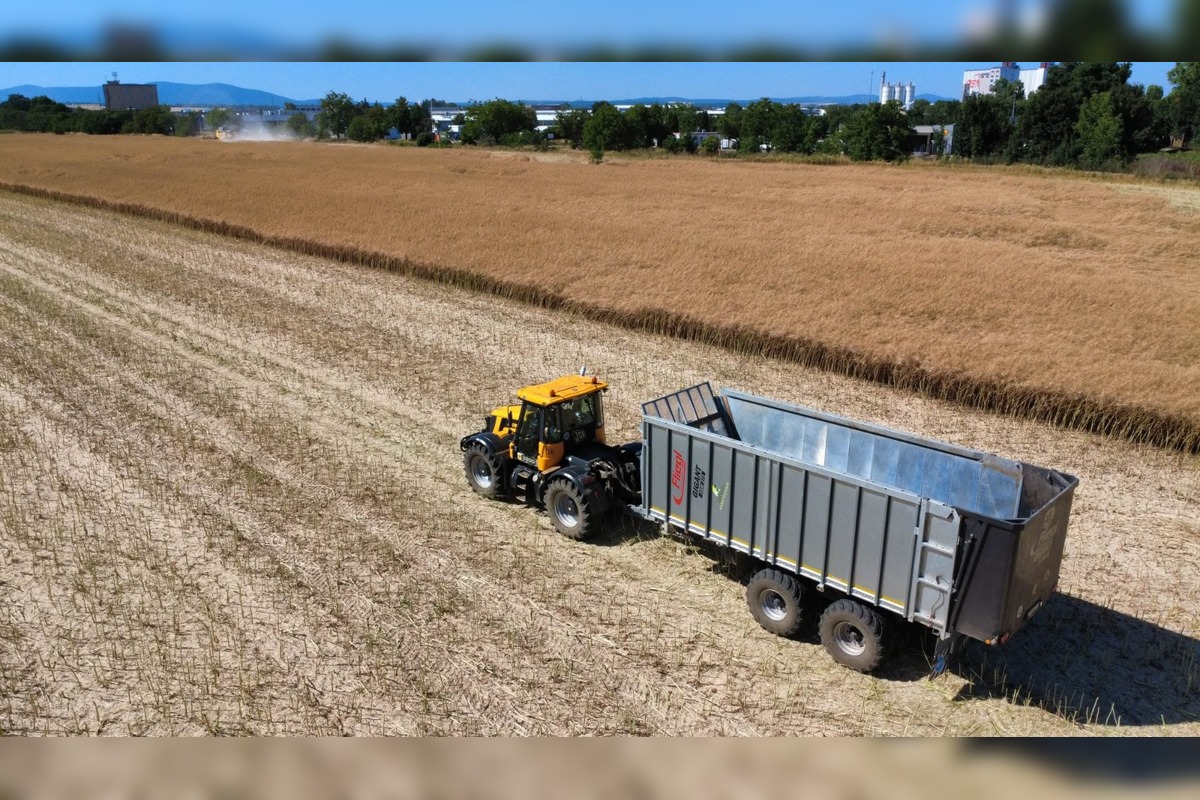 FOTO: Žatva pri Trnave oficiálne začala, najprv zbierajú repku, foto 4