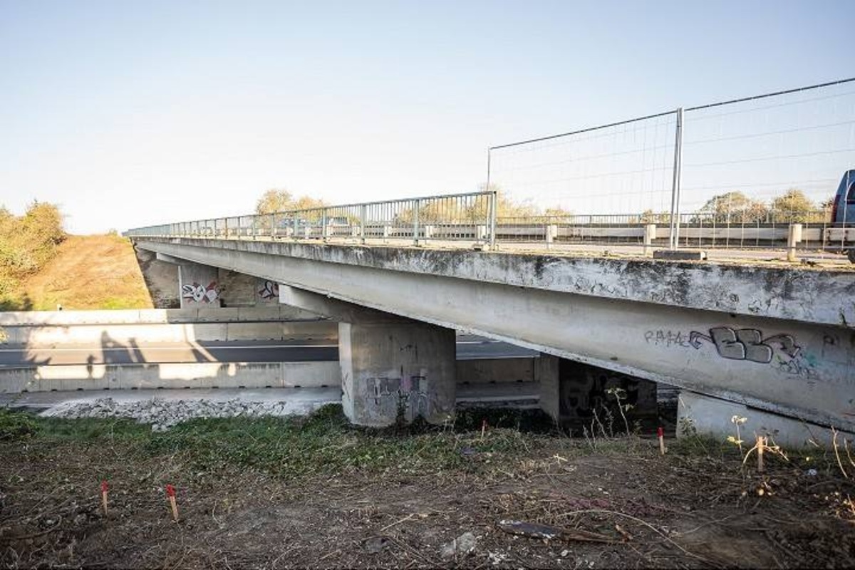 FOTO: Osadenie konštrukcie cyklolávky v obci Zavar, foto 1