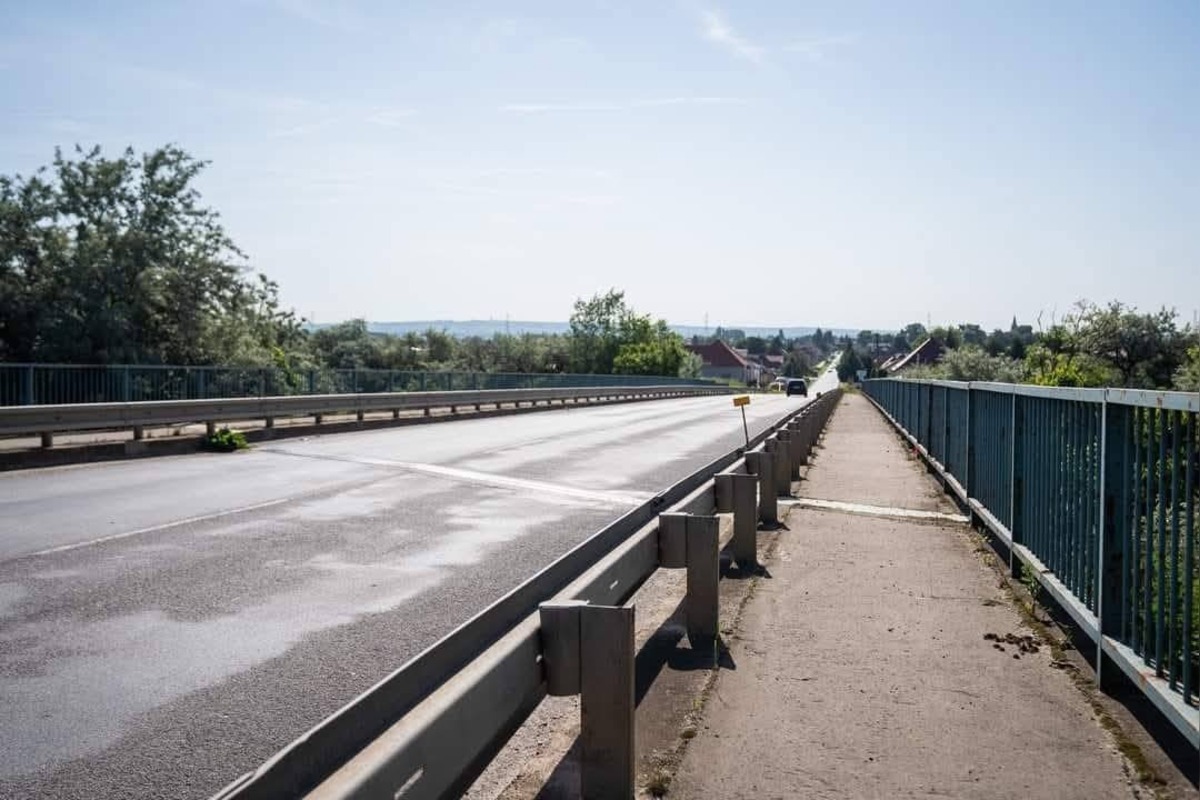 FOTO: Osadenie konštrukcie cyklolávky v obci Zavar, foto 2