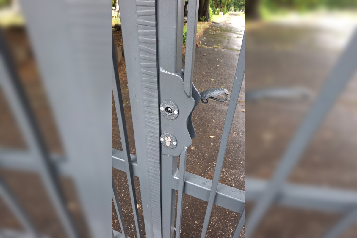 FOTO: Poškodené kľučky na bránach cintorínu v Senici, foto 1