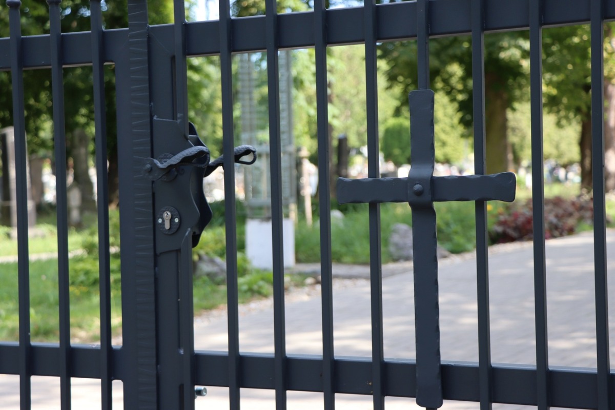 FOTO: Poškodené kľučky na bránach cintorínu v Senici, foto 2