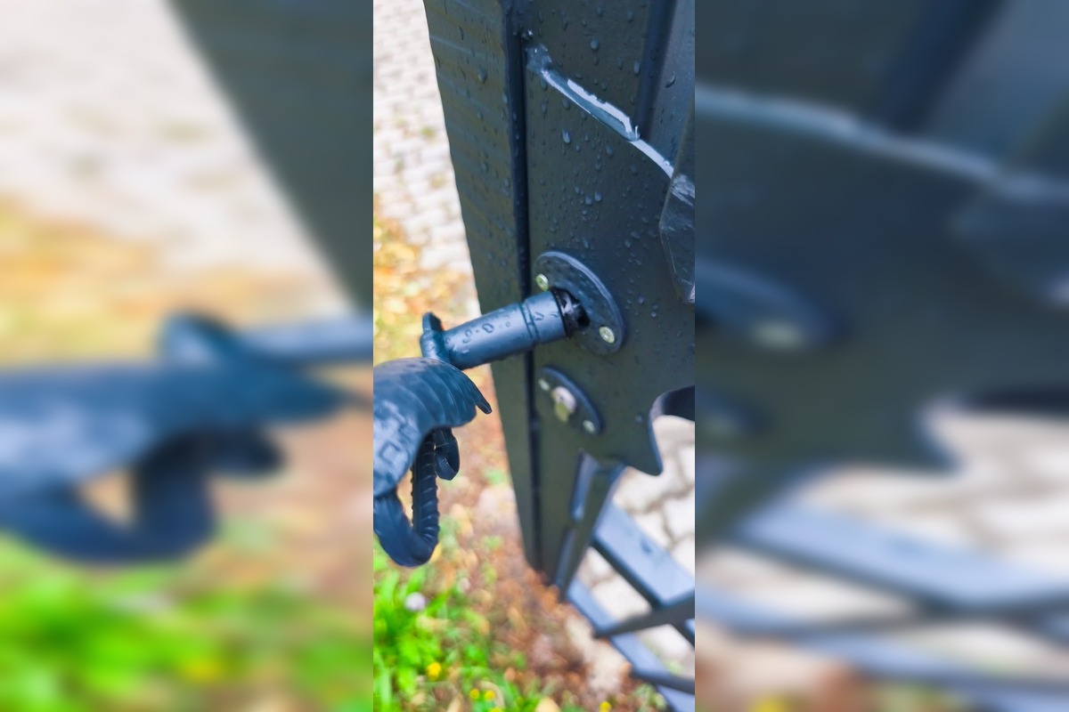 FOTO: Poškodené kľučky na bránach cintorínu v Senici, foto 3