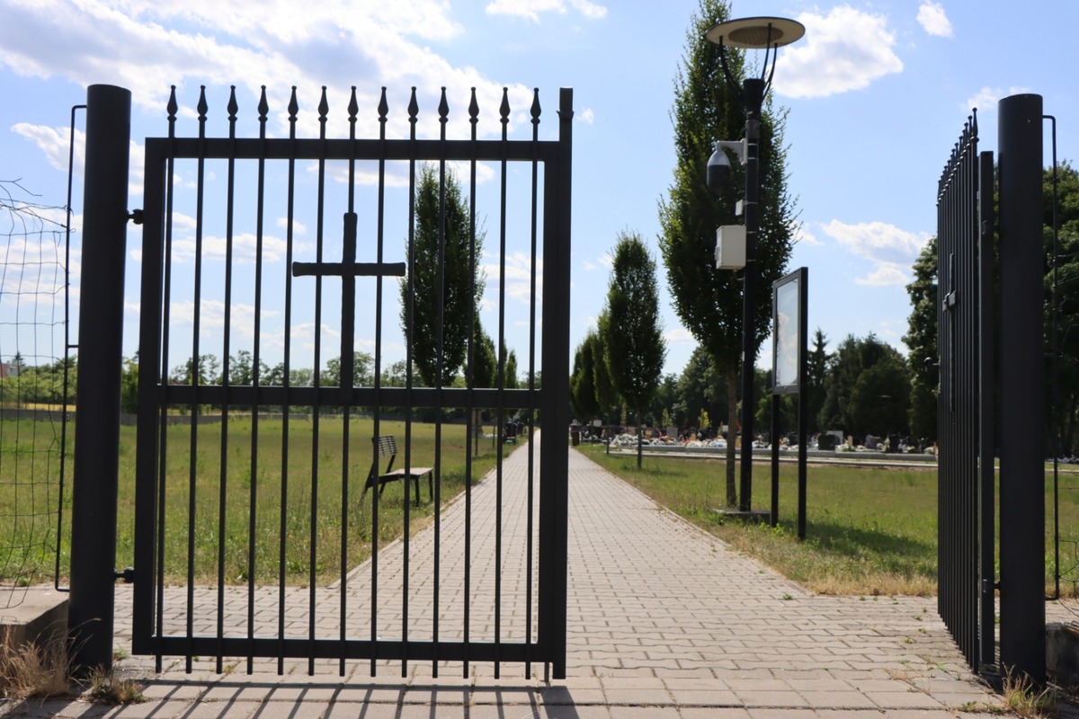 FOTO: Poškodené kľučky na bránach cintorínu v Senici, foto 4