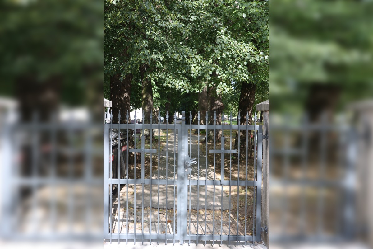 FOTO: Poškodené kľučky na bránach cintorínu v Senici, foto 5