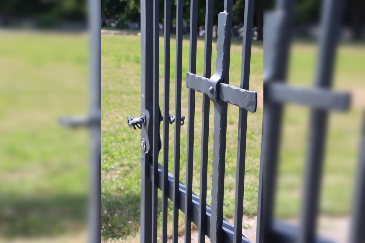 FOTO: Poškodené kľučky na bránach cintorínu v Senici, foto 6