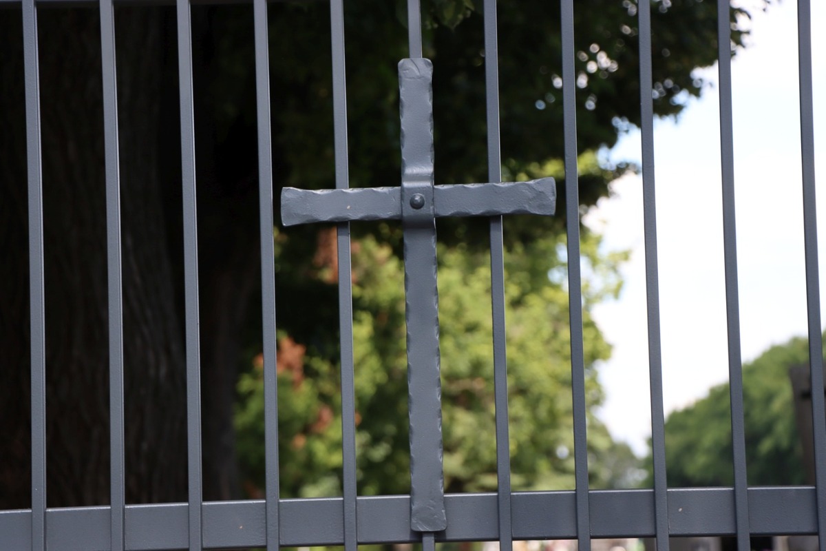 FOTO: Poškodené kľučky na bránach cintorínu v Senici, foto 7