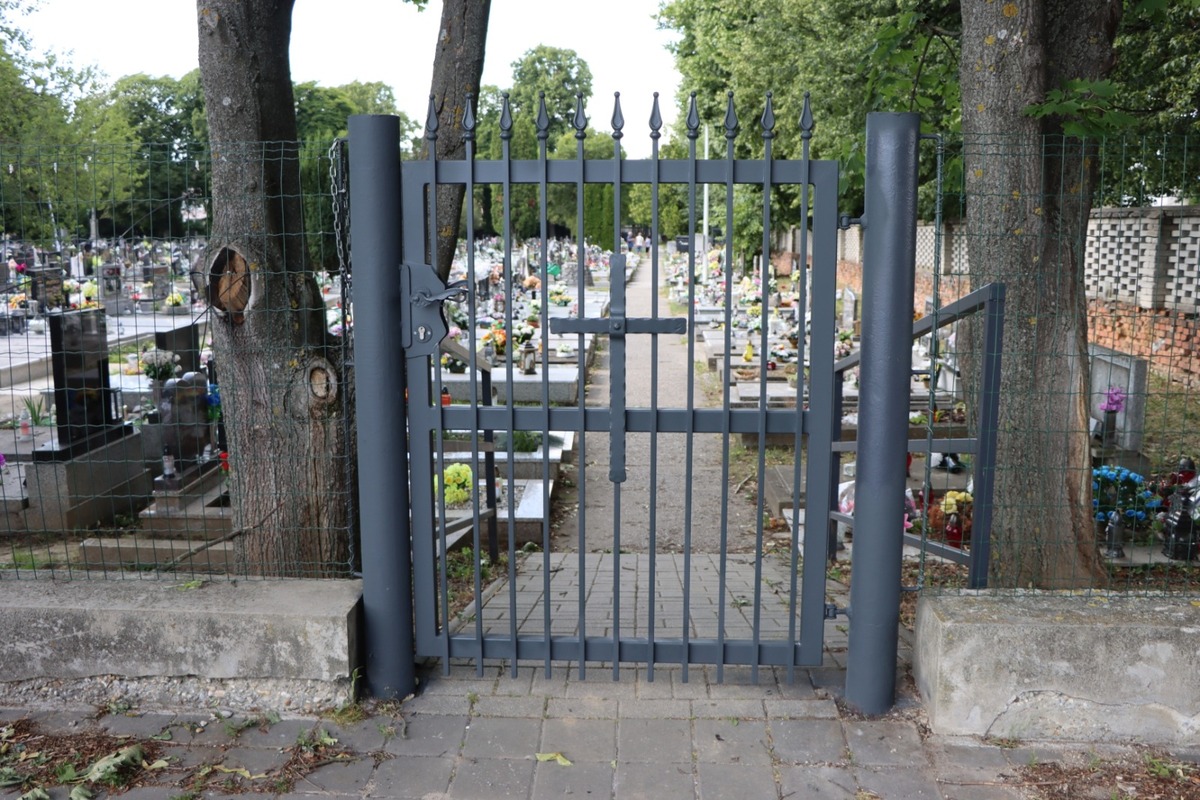 FOTO: Poškodené kľučky na bránach cintorínu v Senici, foto 8