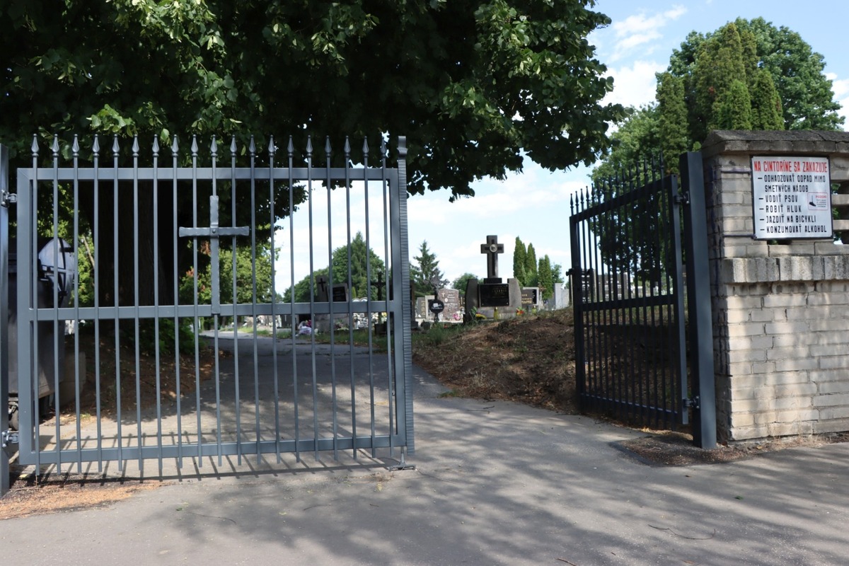 FOTO: Poškodené kľučky na bránach cintorínu v Senici, foto 9