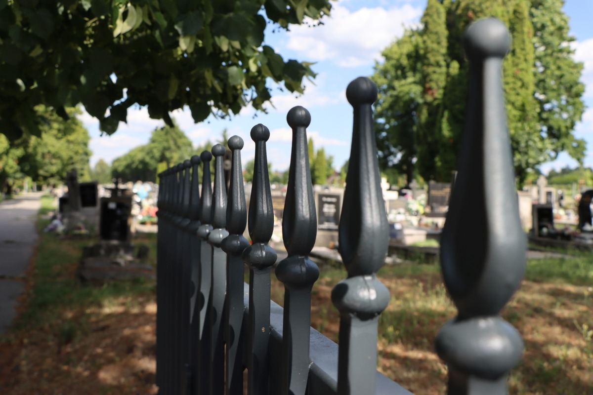 FOTO: Poškodené kľučky na bránach cintorínu v Senici, foto 10