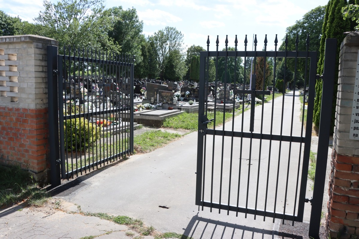 FOTO: Poškodené kľučky na bránach cintorínu v Senici, foto 11