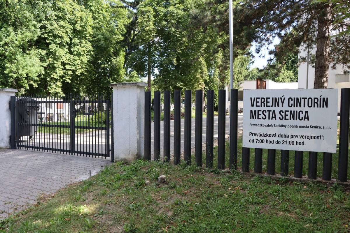 FOTO: Poškodené kľučky na bránach cintorínu v Senici, foto 12