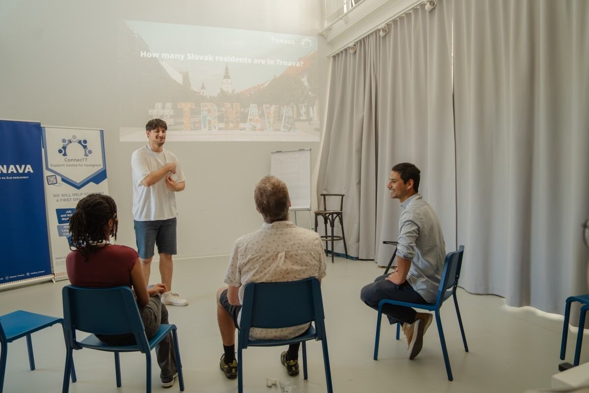 FOTO: Trnava rozšírila svoju podporu integrácie cudzincov, navštívili ju dobrovoľníci z viacerých krajín, foto 5