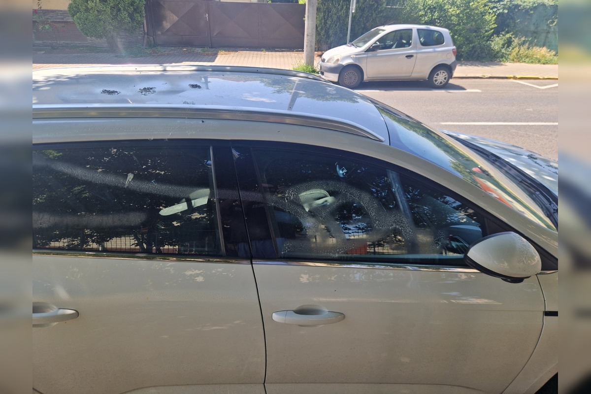 FOTO: Piešťancovi niekto poškodil auto neznámou chemikáliou, foto 2