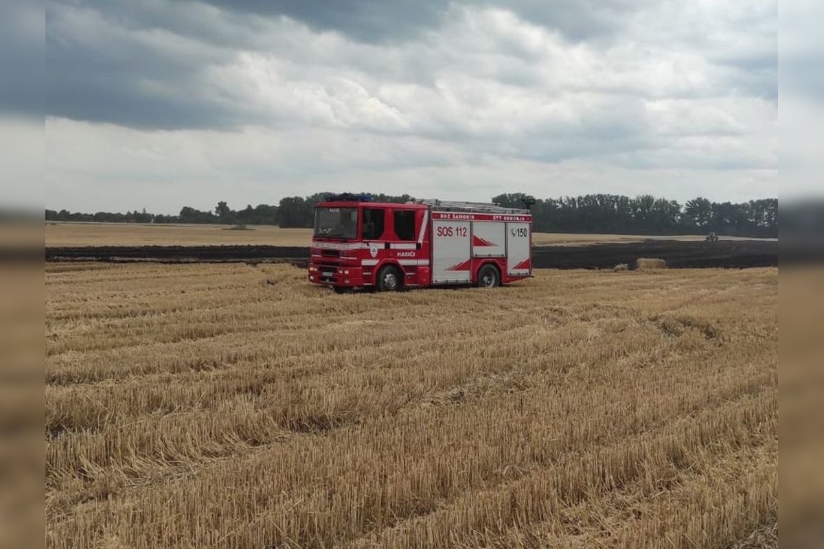 FOTO: Hasiči zasahovali pri požiari obilia, foto 10