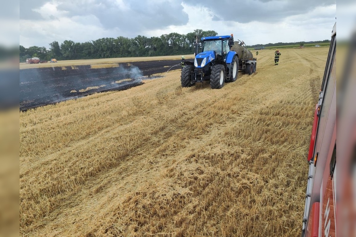 FOTO: Hasiči zasahovali pri požiari obilia, foto 11