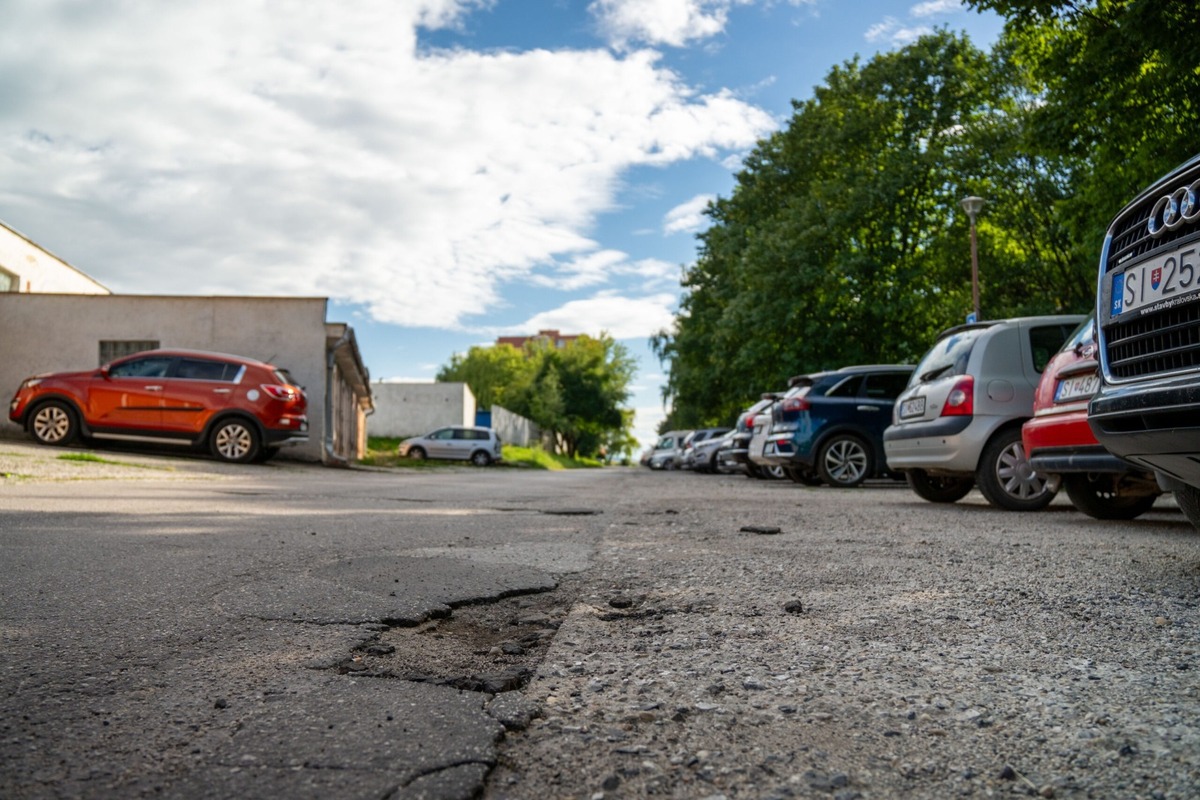 FOTO: Parkovisko na ulici Pod Hájkom v Skalici dostane nový šat! Takto vyzerá pre rekonštrukciou, foto 3