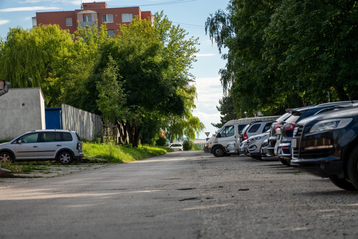 FOTO: Parkovisko na ulici Pod Hájkom v Skalici dostane nový šat! Takto vyzerá pre rekonštrukciou, foto 4