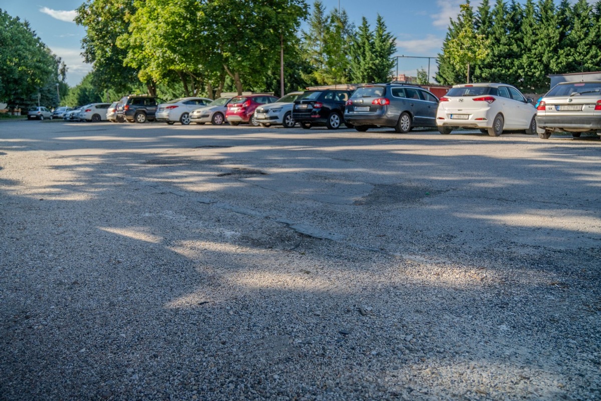FOTO: Parkovisko na ulici Pod Hájkom v Skalici dostane nový šat! Takto vyzerá pre rekonštrukciou, foto 5