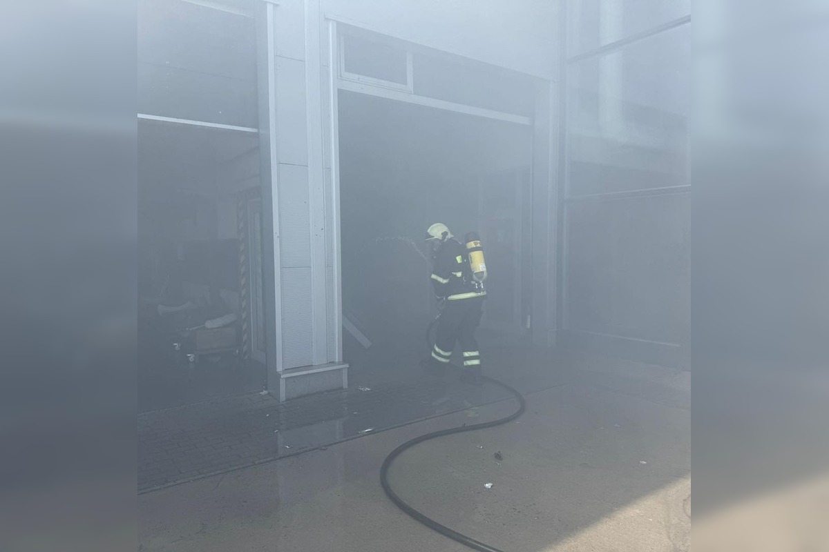 FOTO: Požiar autopredajne v Dunajskej Strede, foto 1