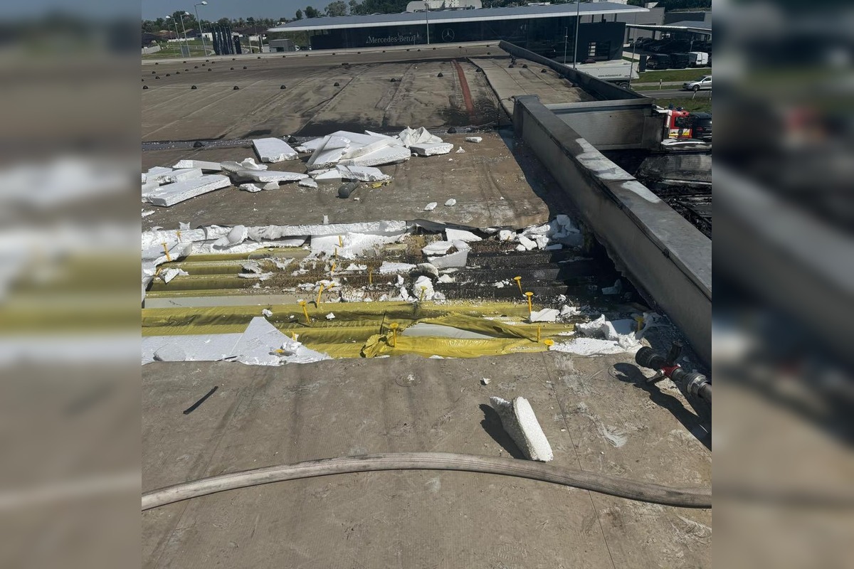 FOTO: Požiar autopredajne v Dunajskej Strede, foto 4