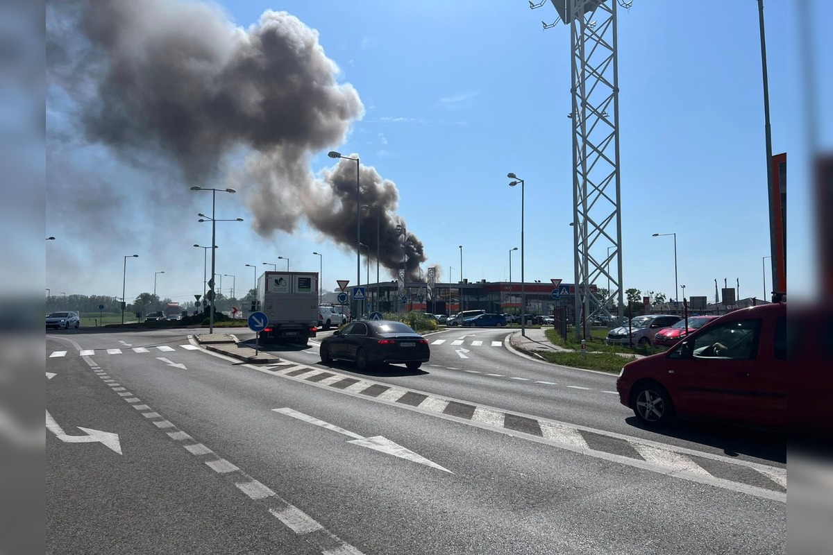 FOTO: Požiar autopredajne v Dunajskej Strede, foto 5