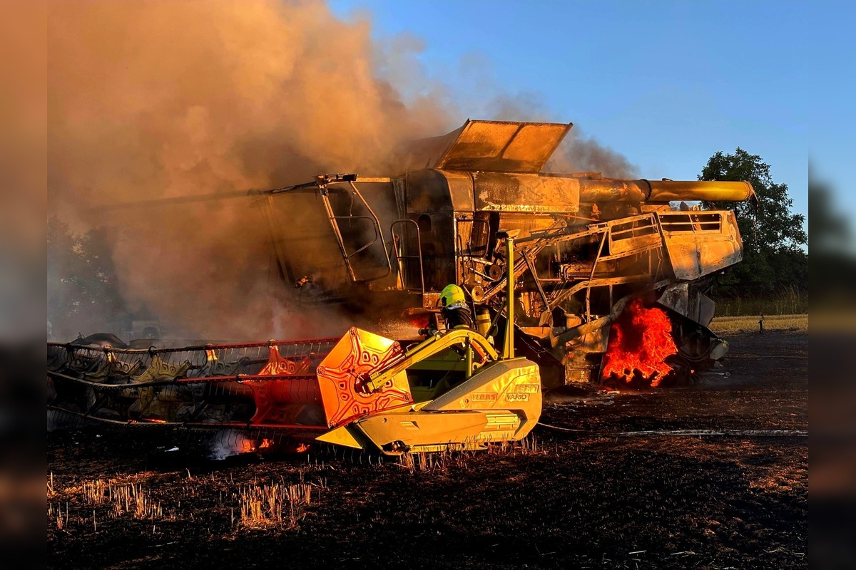 FOTO: Požiar kombajnu spôsobil škodu za 100-tisíc eur, foto 2