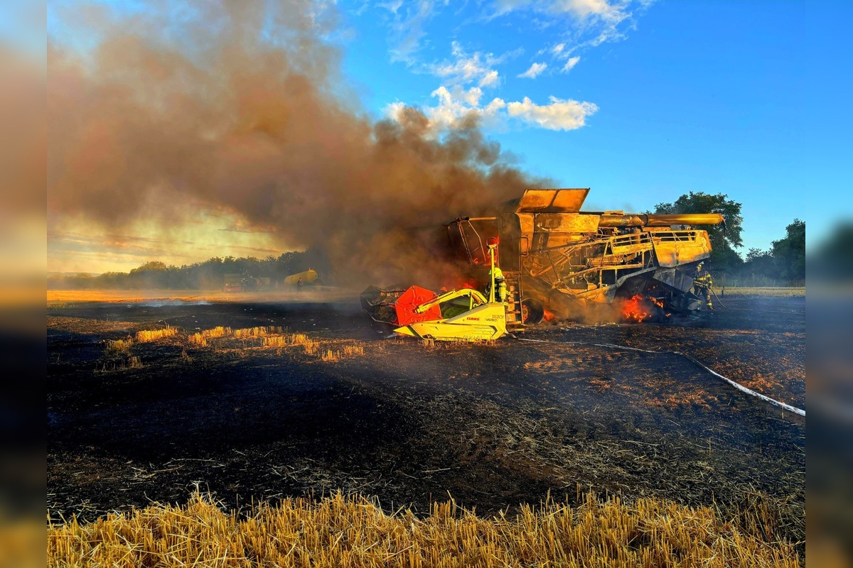 FOTO: Požiar kombajnu spôsobil škodu za 100-tisíc eur, foto 4