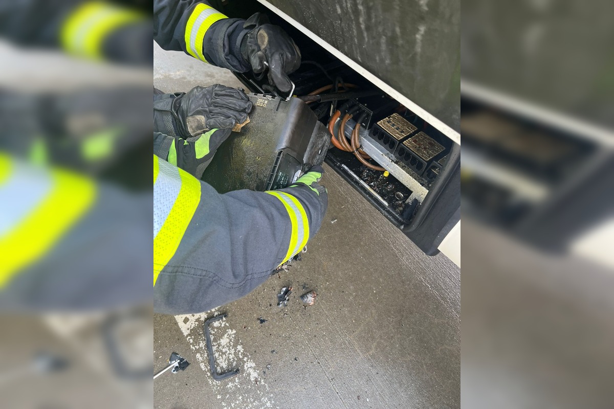 FOTO: Karavan v Šamoríne zachvátil požiar, na mieste zasahovali hasiči, foto 3