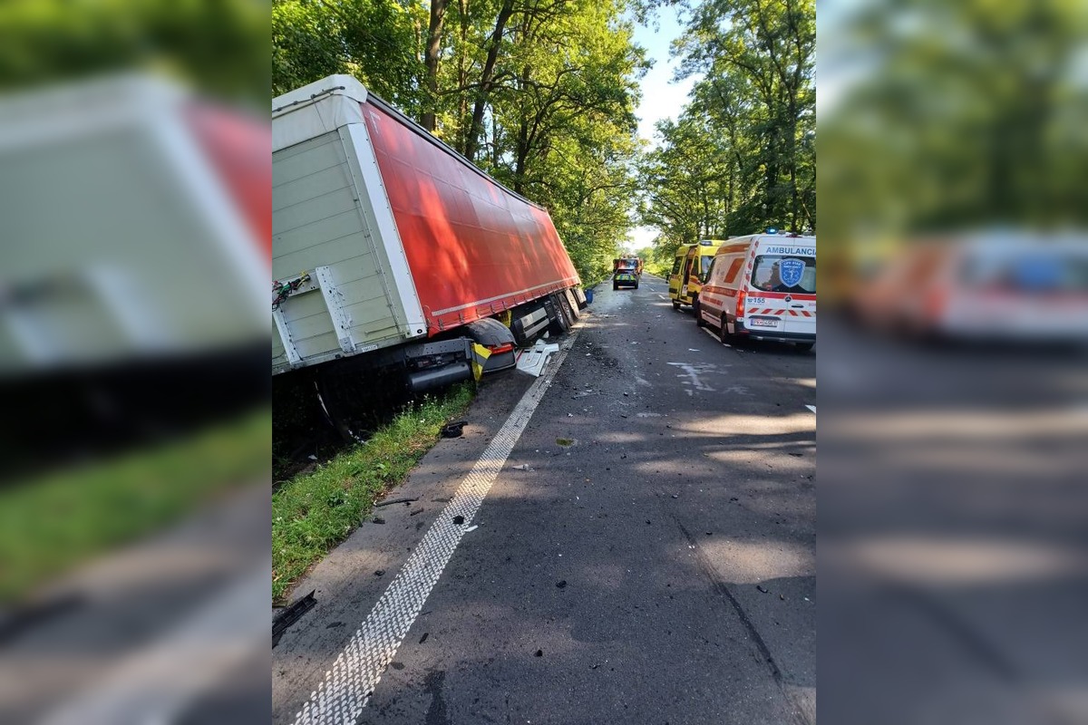 FOTO: Pri nehode medzi Kopčanmi a Adamovom zahynul vodič dodávky, foto 3
