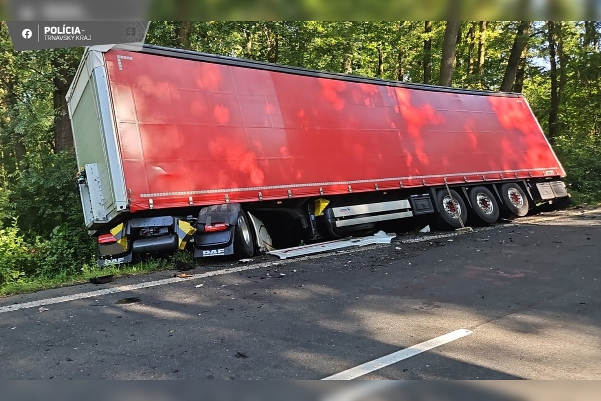 FOTO: Pri nehode medzi Kopčanmi a Adamovom zahynul vodič dodávky, foto 5