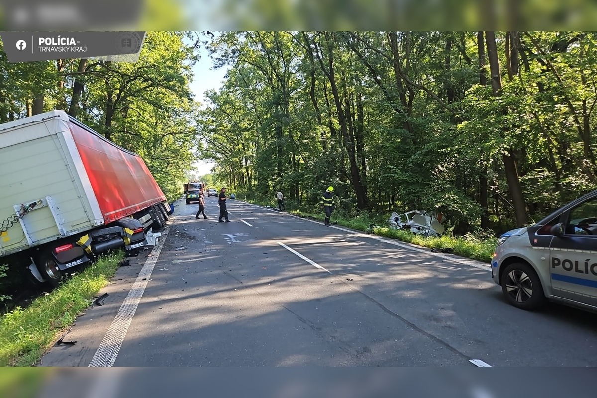 FOTO: Pri nehode medzi Kopčanmi a Adamovom zahynul vodič dodávky, foto 7